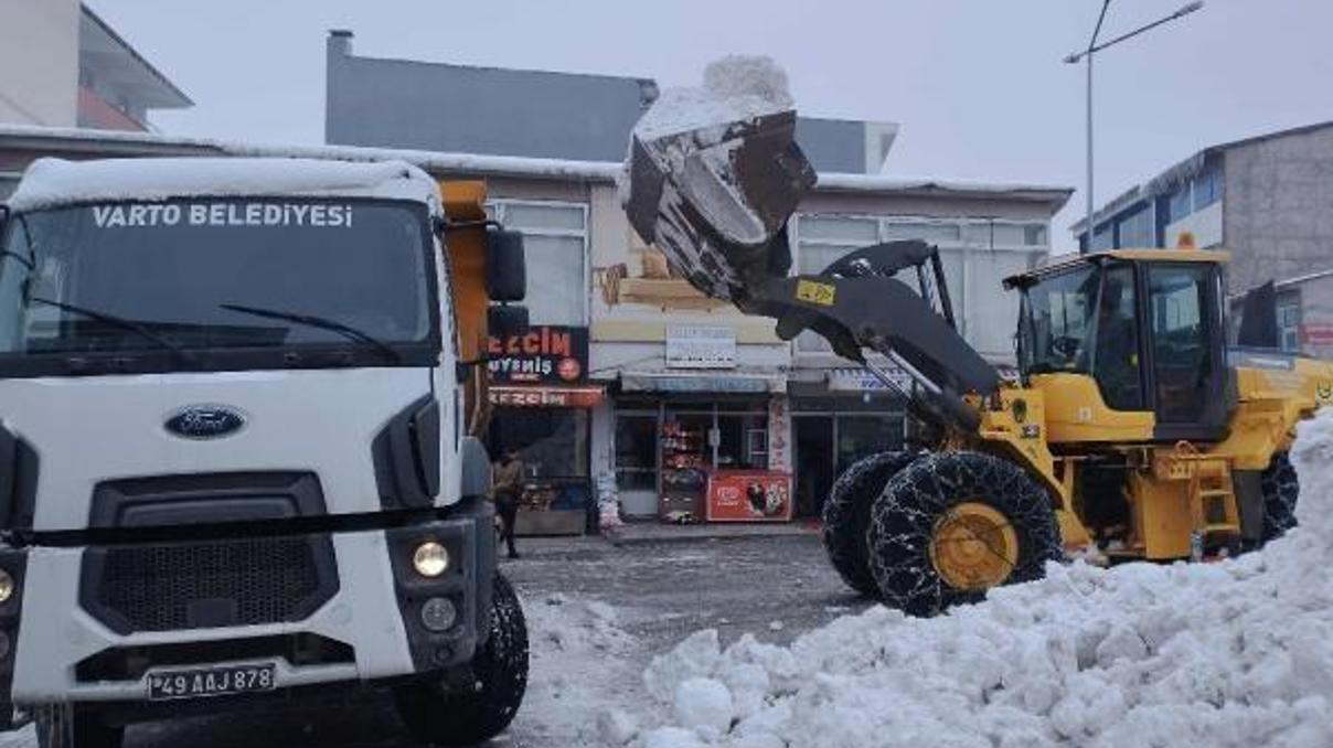 Vartodan günde 1200 ton kar, ilçe dışına taşınıyor Vartodan günde 1200 ton kar, ilçe dışına taşınıyor