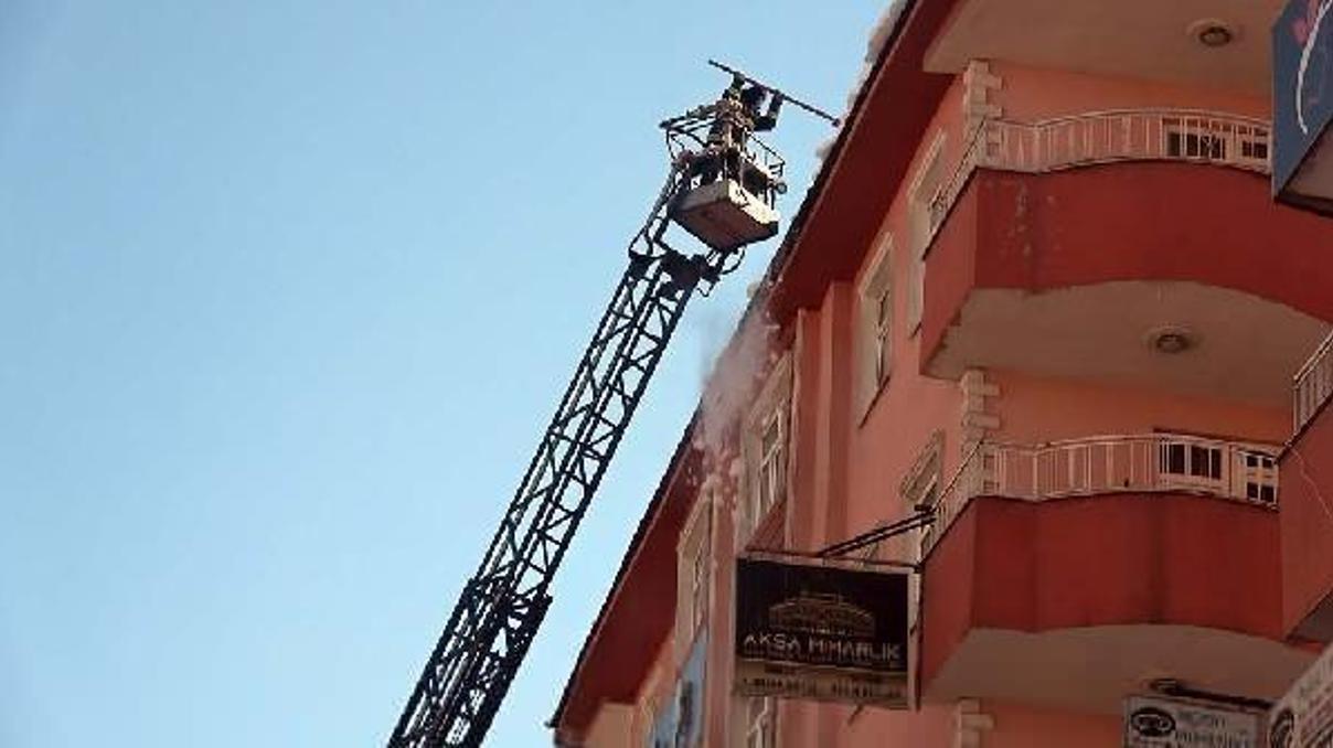 Vanda itfaiye ekipleri, çatılardaki buz sarkıtlarını temizledi