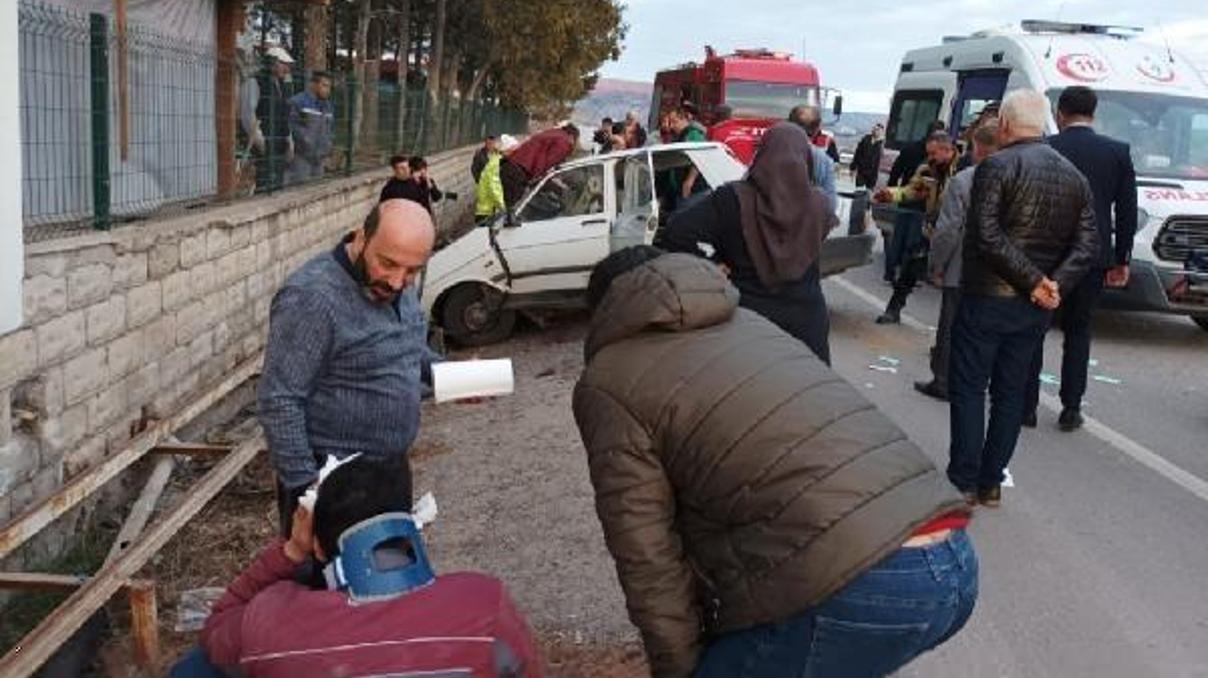 Ankarada otomobil duvara çarptı: 1 ölü, 3 yaralı Ankarada otomobil duvara çarptı: 1 ölü, 3 yaralı