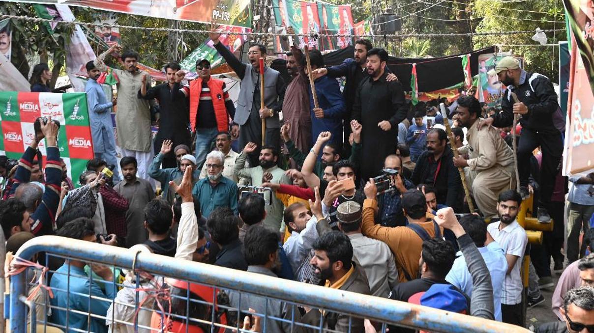 Pakistan’da tansiyon yükseldi Eski Başbakan Khana gözaltı girişimi Pakistan’da tansiyon yükseldi Eski Başbakan Khana gözaltı girişimi