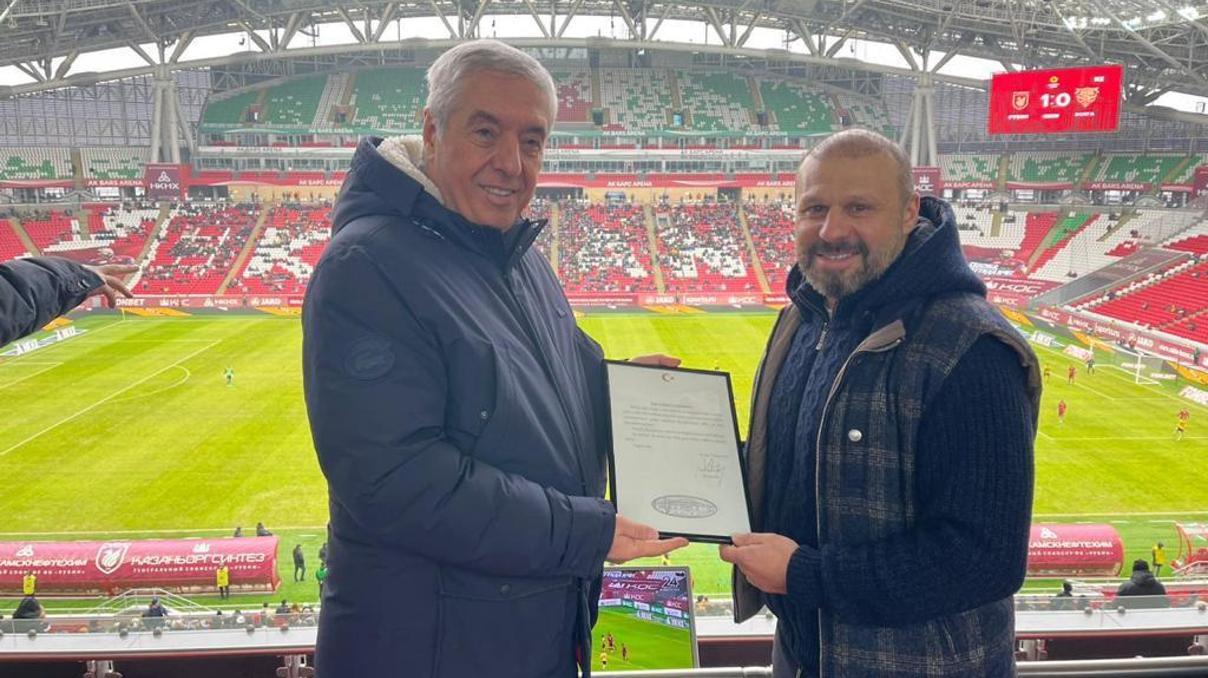 Gökdeniz Karadeniz ve Rubin Kazandan anlamlı hareket Gökdeniz Karadeniz ve Rubin Kazandan anlamlı hareket