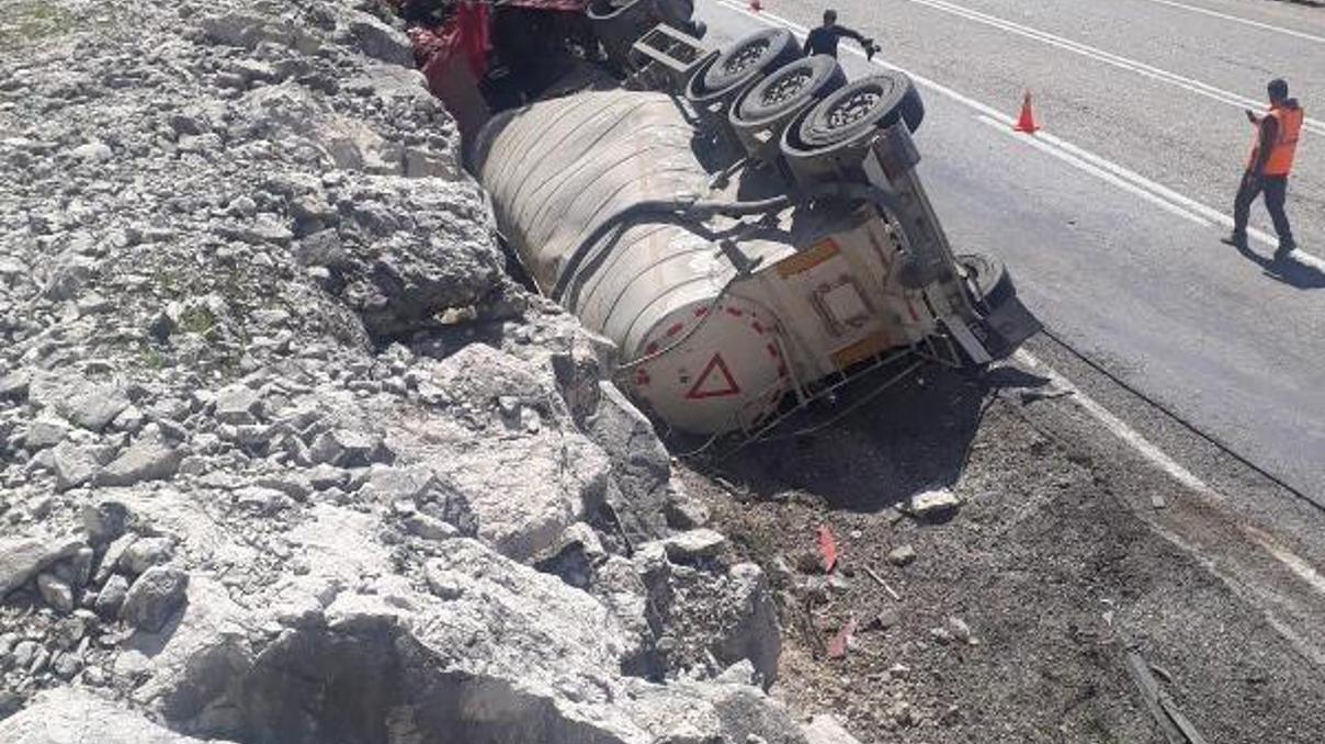 Tır devrildi, sürücü öldü
