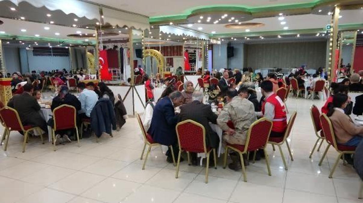 Ercişte depremzede ve kimsesiz çocuklara iftar yemeği Ercişte depremzede ve kimsesiz çocuklara iftar yemeği