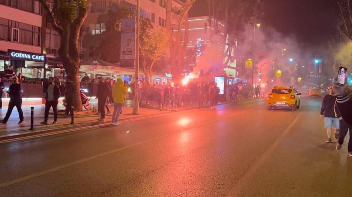 Bağdat Caddesi’nde Galatasaray taraftarlarının araçlarına saldırı