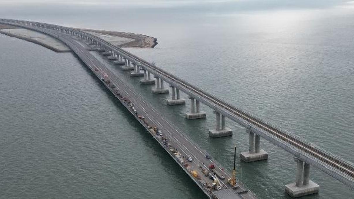 Kırım ve Rusyayı bağlayan Kerç Köprüsüne saldırı iddiaları: Araç trafiğine kapatıldı Kırım ve Rusyayı bağlayan Kerç Köprüsüne saldırı iddiaları: Araç trafiğine kapatıldı