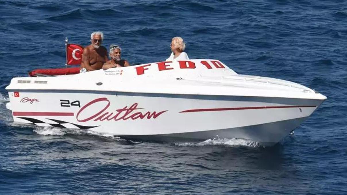 Yeni teknesiyle turladı