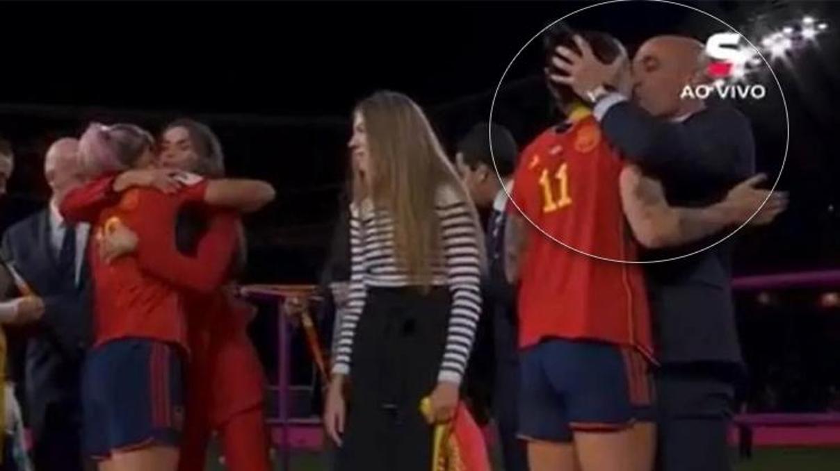Kupa töreninde skandal hareket Futbolcuyu dudağından öptü