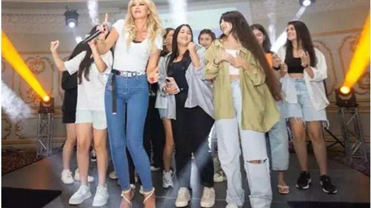 Petek Dinçöz, Azerbaycanlı şehit çocukları için sahneye çıktı