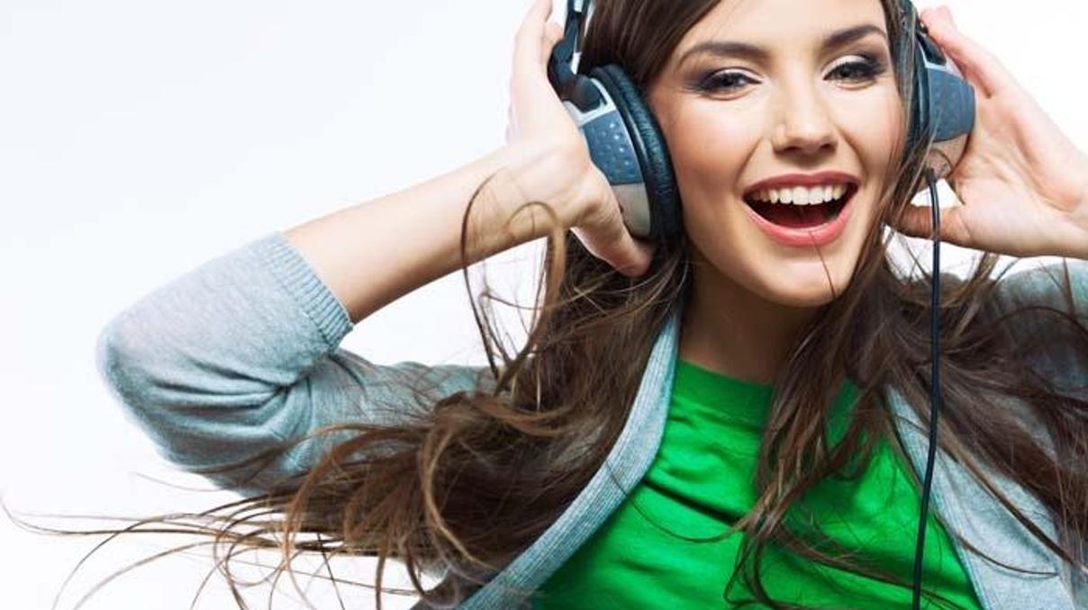Uzun süre kulaklıkla müzik dinlemek işitme kaybına neden oluyor