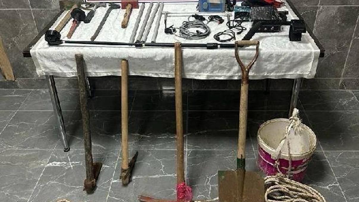 Elazığda kaçak kazı yapan 5 şüpheli yakalandı Elazığda kaçak kazı yapan 5 şüpheli yakalandı