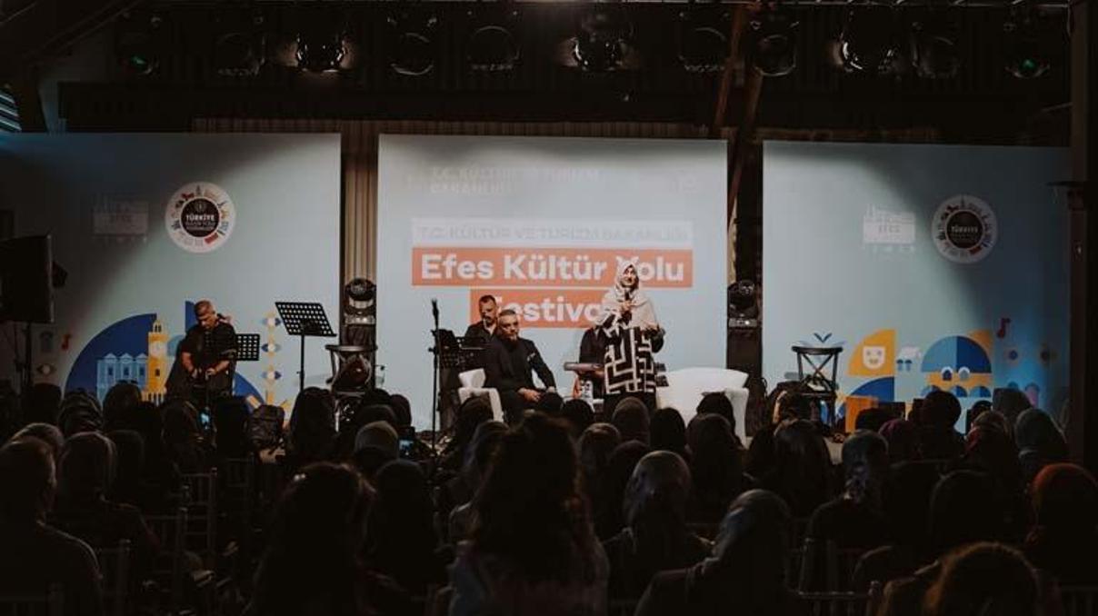 Efes Kültür Yolu Festivali bayrağını Antalyaya devretti