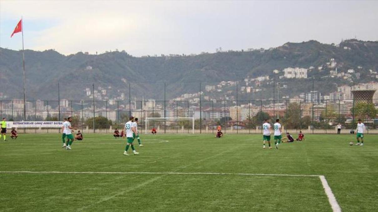 Hakemin kararını beğenmeyen futbolcular, maçı bırakıp oturma eylemi yaptı