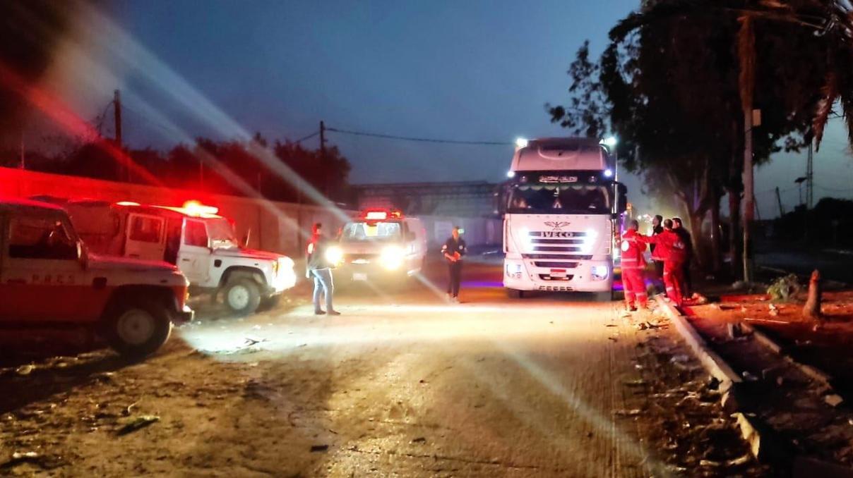 Filistin Kızılayı, insani yardım yüklü 100 kamyonu daha teslim aldı