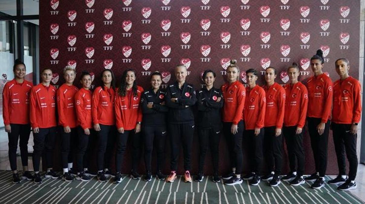A Milli Kadın Futbol Takımımız basın mensupları ile buluştu A Milli Kadın Futbol Takımımız basın mensupları ile buluştu