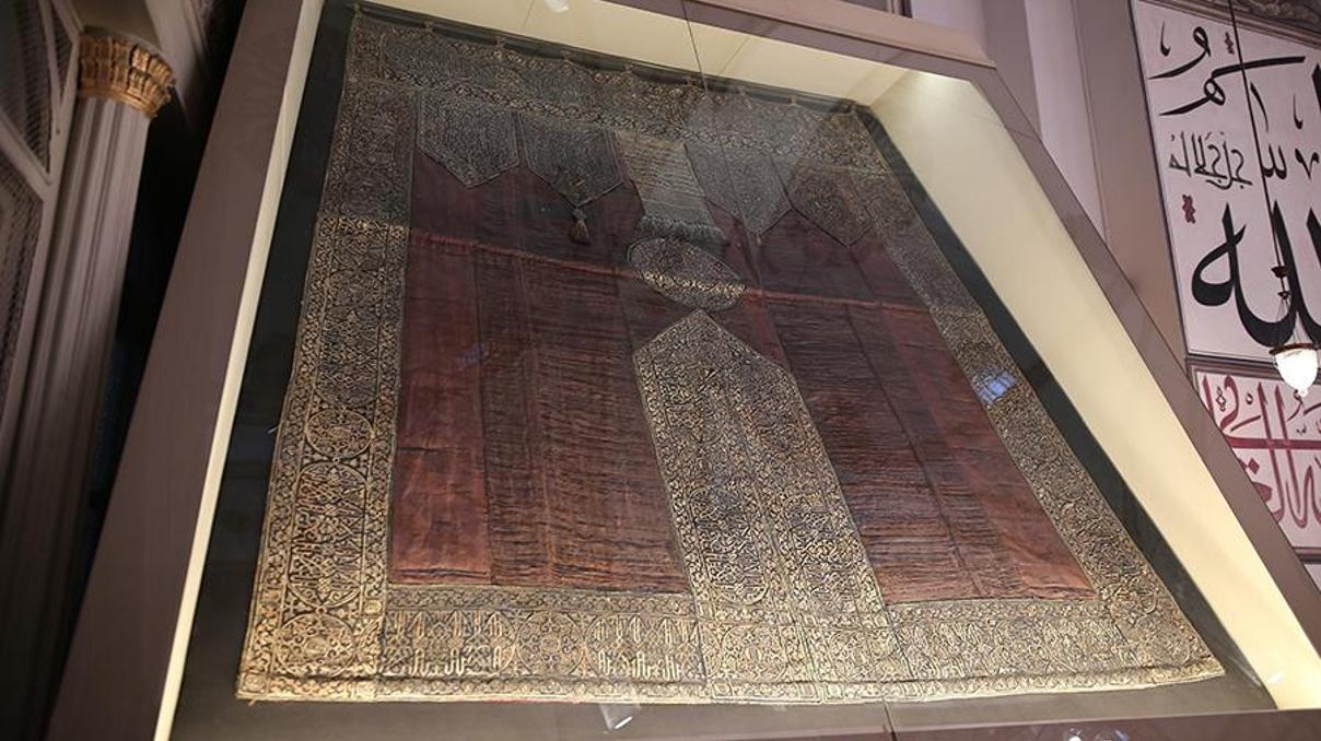 Ulu Camideki Kabe örtüsünün altın püskülleri kayıp