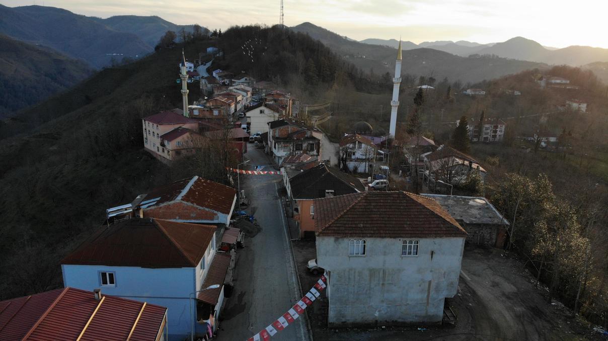Bir adımda il değiştirip 1 dakika arayla oruç açıyorlardı, iki mahalleden ortak iftar kararı Bir adımda il değiştirip 1 dakika arayla oruç açıyorlardı, iki mahalleden ortak iftar kararı