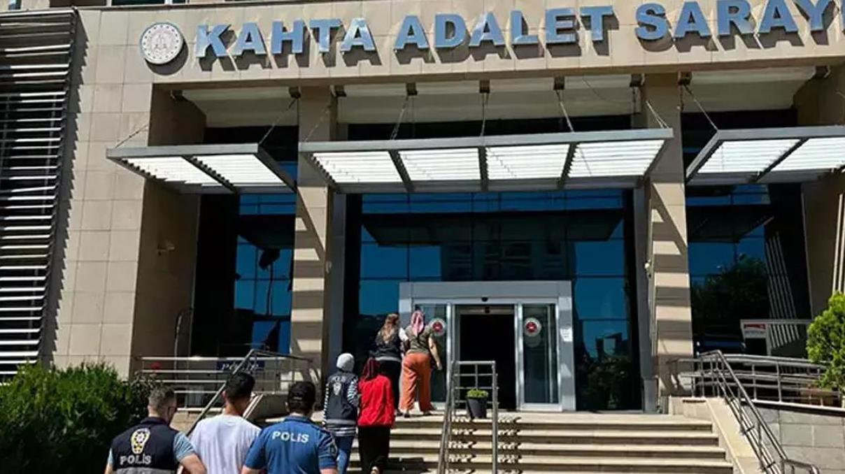 Ehliyet sınavında yapay zeka düzeneği bulundu Gözaltılar var Ehliyet sınavında yapay zeka düzeneği bulundu Gözaltılar var