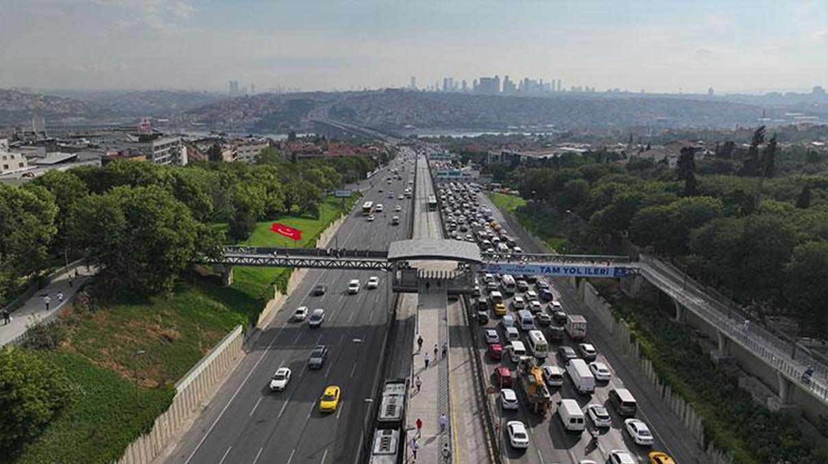 Asfalt yenileme çalışması yapılan Haliç Köprüsünde trafik yoğunluğu Asfalt yenileme çalışması yapılan Haliç Köprüsünde trafik yoğunluğu