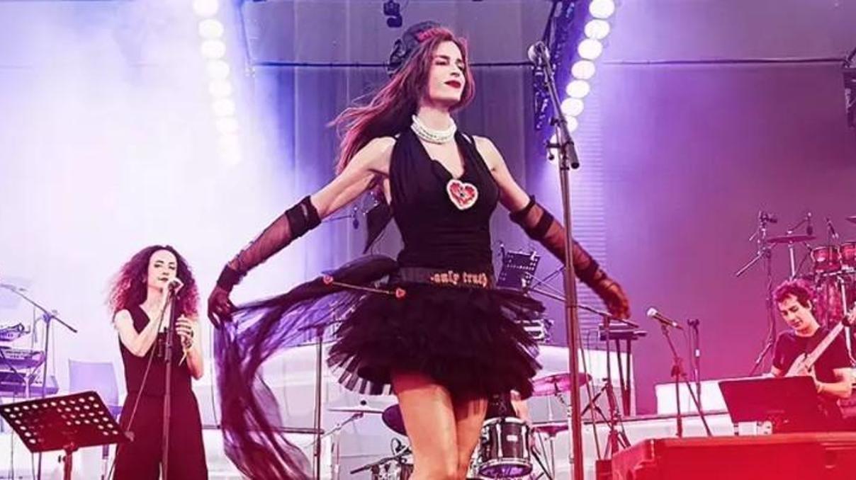Kıvılcım Ural sahneye çıktı Kaan Tangöze de yalnız bırakmadı Kıvılcım Ural sahneye çıktı Kaan Tangöze de yalnız bırakmadı