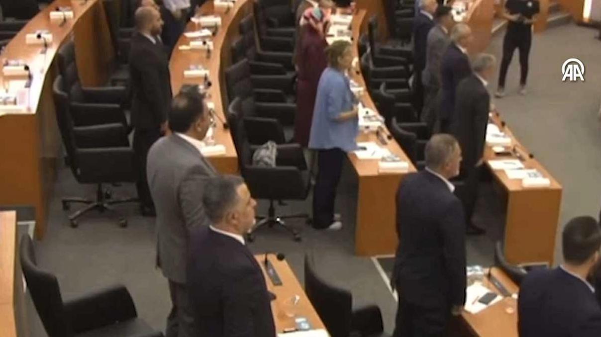 Esenyurt Belediye Meclisinde İstiklal Marşı krizi Esenyurt Belediye Meclisinde İstiklal Marşı krizi