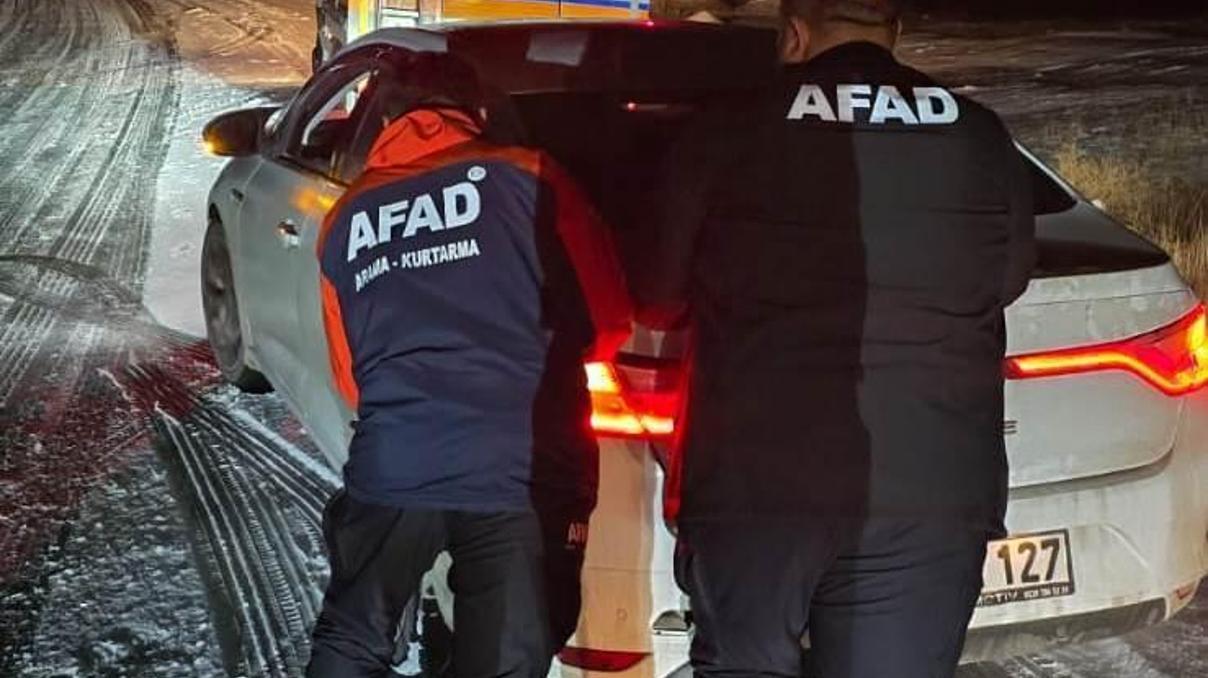 Buzlu yolda mahsur kalan sürücüleri AFAD kurtardı Buzlu yolda mahsur kalan sürücüleri AFAD kurtardı