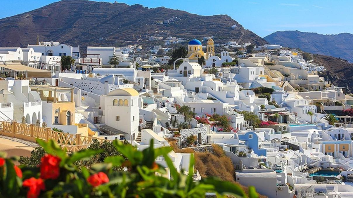 Santorini Adası’ndan deprem göçü 9 binden fazla kişi terk etti Santorini Adası’ndan deprem göçü 9 binden fazla kişi terk etti