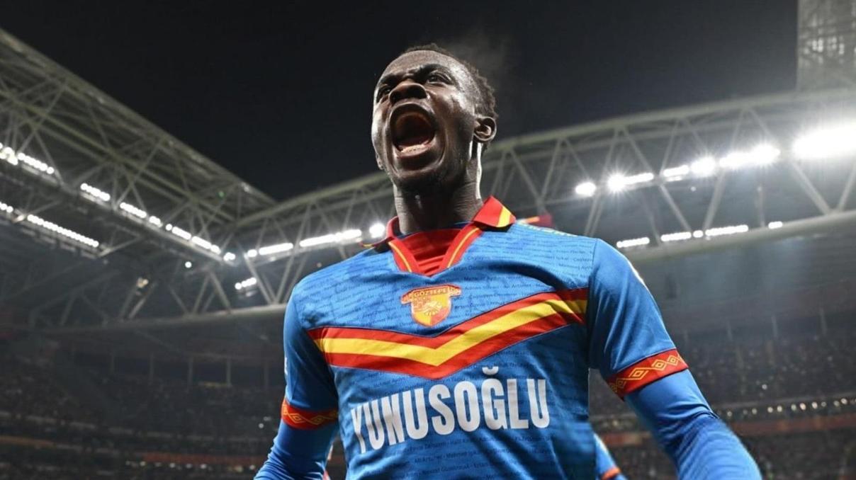 Anthony Dennise, Almanya Bundesligadan kanca Anthony Dennise, Almanya Bundesligadan kanca