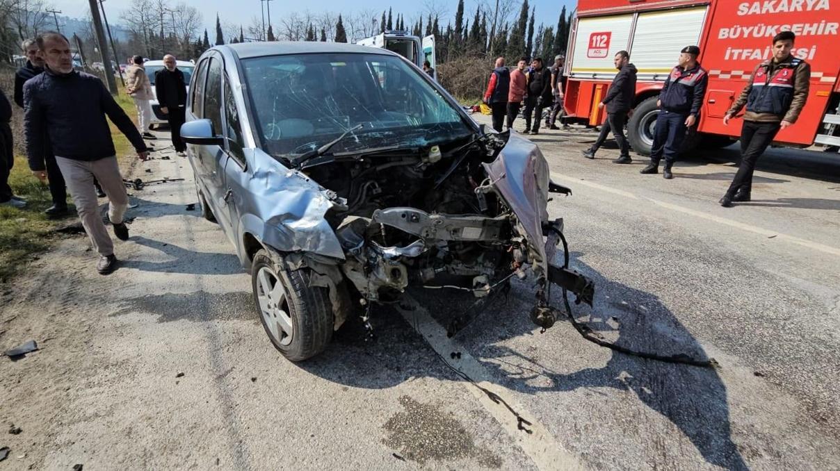 Minibüs ile otomobil çarpıştı; 5i çocuk 10 yaralı