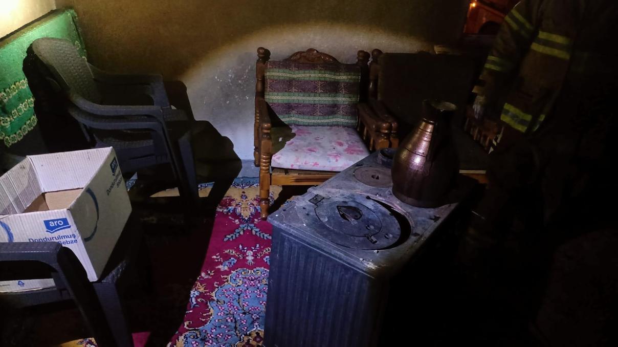 Balıkesirde, sobadan sıçrayan kıvılcımın neden olduğu yangın söndürüldü Balıkesirde, sobadan sıçrayan kıvılcımın neden olduğu yangın söndürüldü