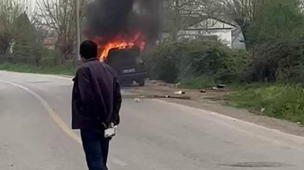Alev alan otomobil kullanılamaz hale geldi Alev alan otomobil kullanılamaz hale geldi
