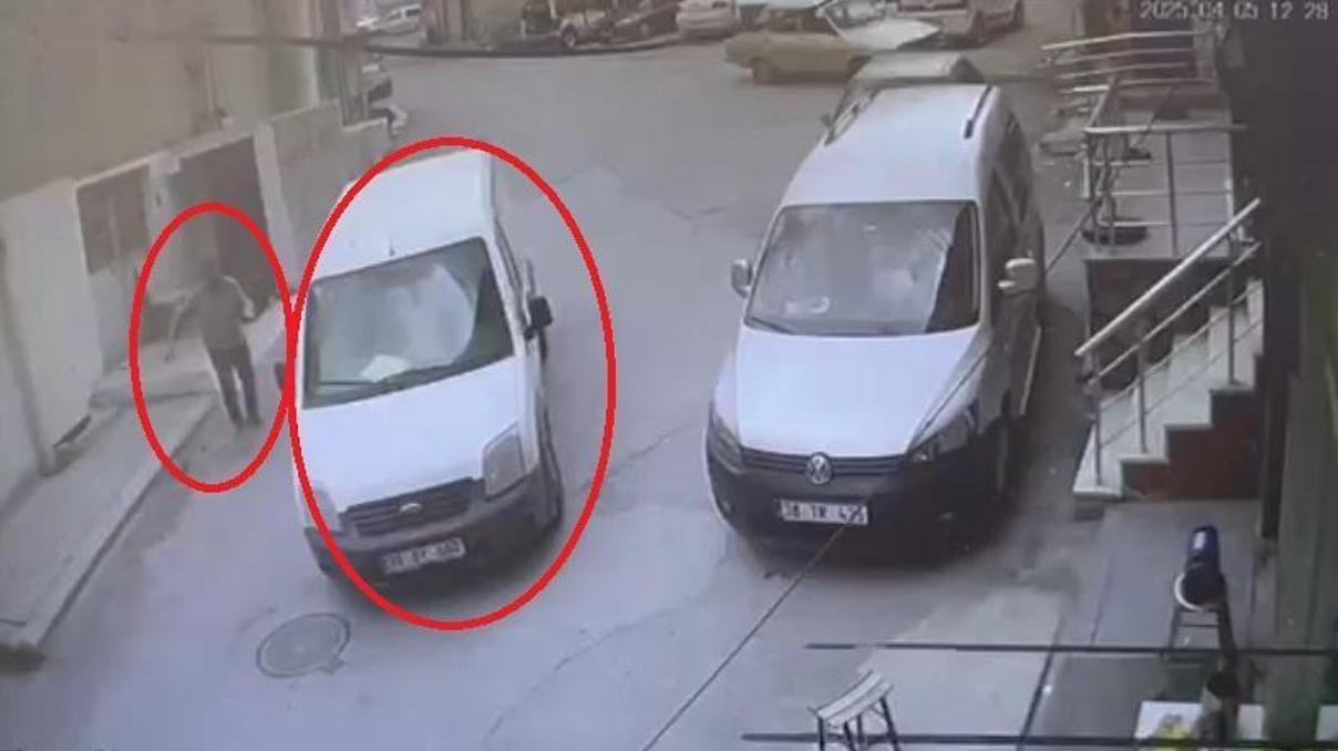 El freni çekilmeyince hareket eden hafif ticari araç, kaldırıma çıktı; o anlar kamerada