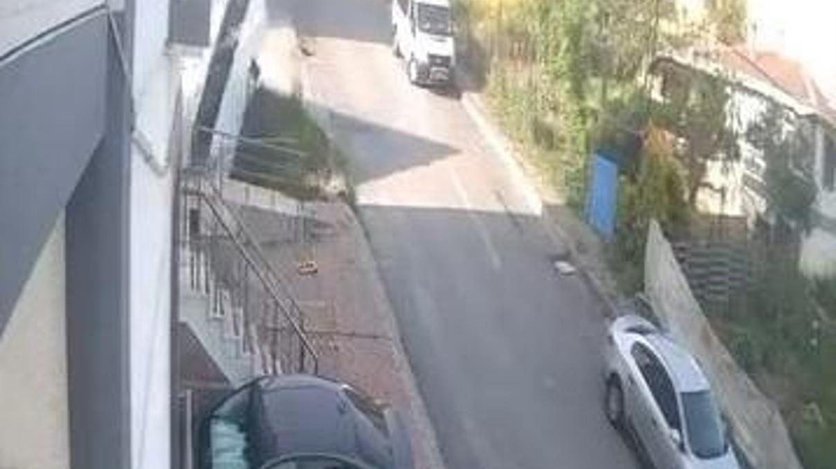 El freni boşalan midibüsün apartman girişine düştüğü kaza kamerada El freni boşalan midibüsün apartman girişine düştüğü kaza kamerada