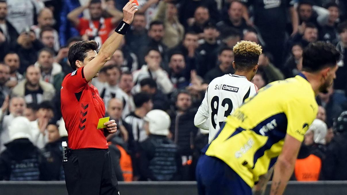 Beşiktaş, Fenerbahçe derbilerinde kırmızı kart görüyor