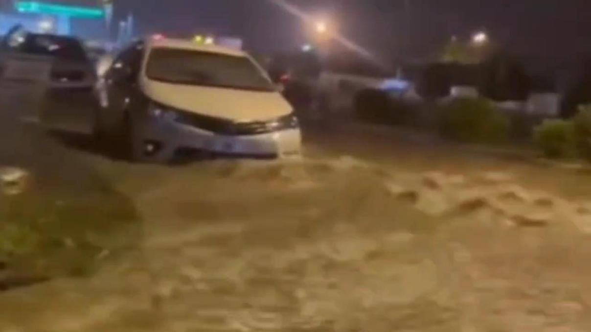 Hatayda sağanak ve dolu, su baskınlarına neden oldu