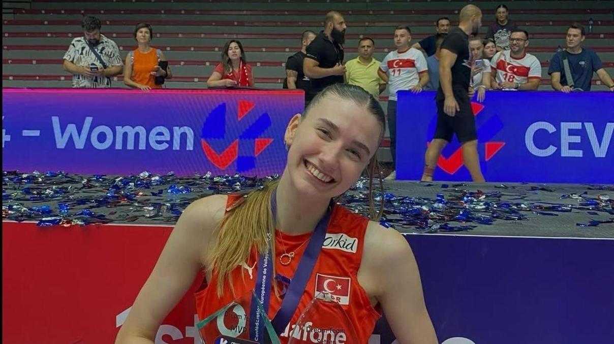 Dilay Özdemir kimdir? Filenin Sultanları Dilay Özdemir kaç yaşında? Dilay Özdemir nereli, hangi takımlarda oynadı?