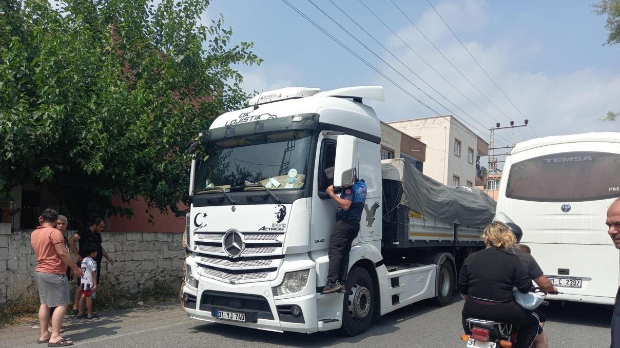 Engelli gencin babasından habersiz kullandığı TIR, elektrik direğine ve araçlara çarptı
