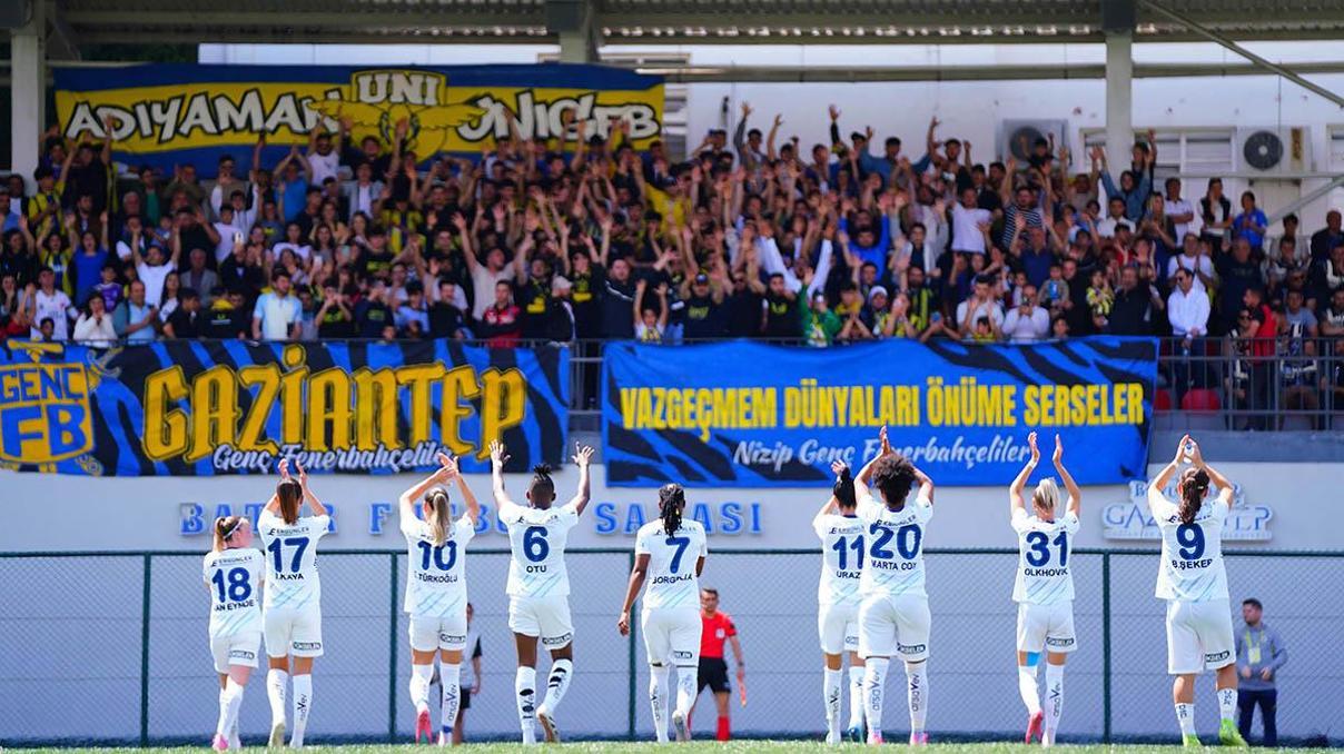 Fenerbahçe Kadın Futbol Takımında 17 futbolcu yeni sözleşme imzaladı