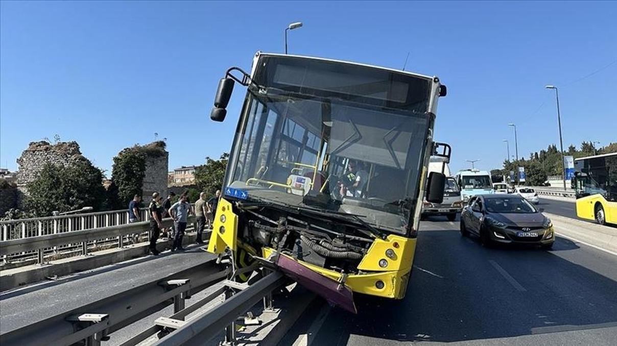 Fatihte seyir halindeki İETT otobüsü çelik bariyerlerde asılı kaldı