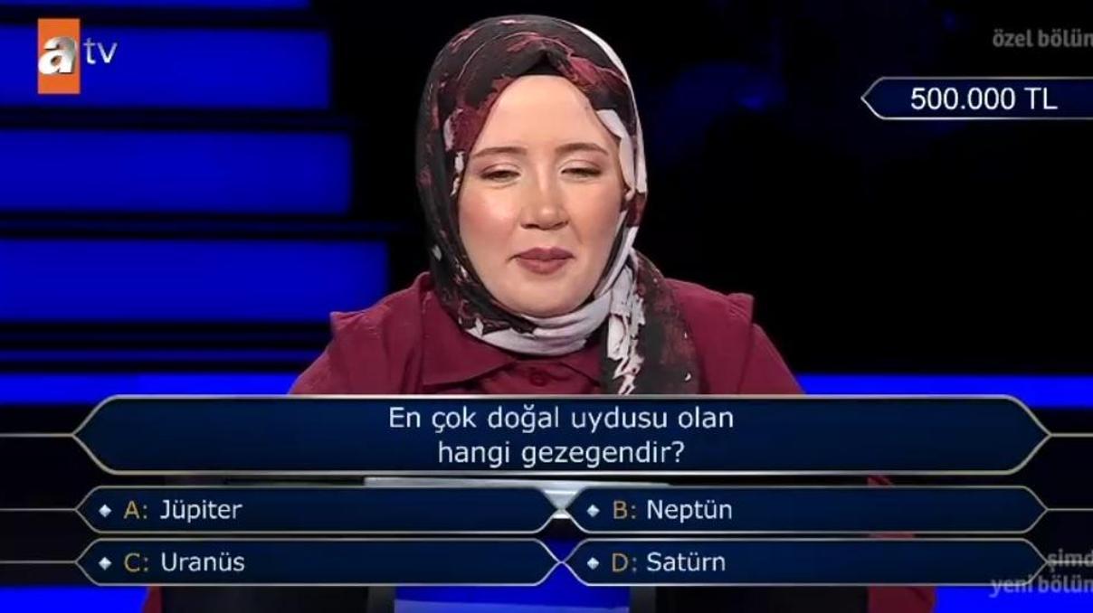 En çok doğal uydusu olan hangi gezegendir