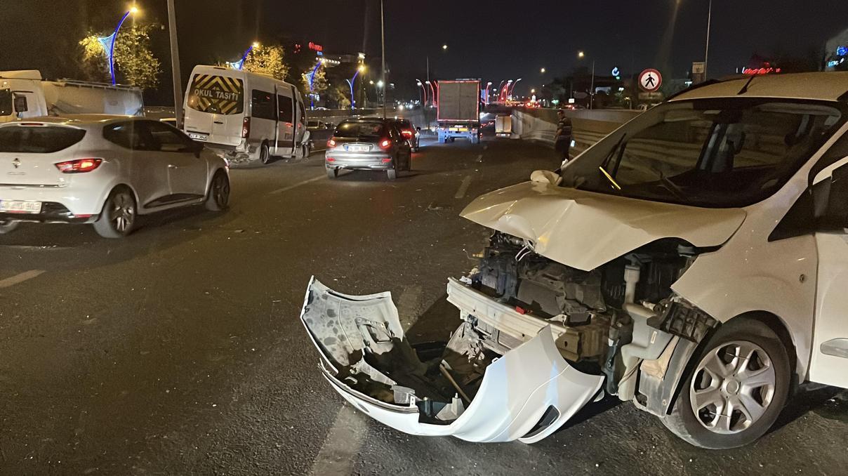 Servis minibüsü, sağ şeritte duran araca çarptı: 2 yaralı Servis minibüsü, sağ şeritte duran araca çarptı: 2 yaralı