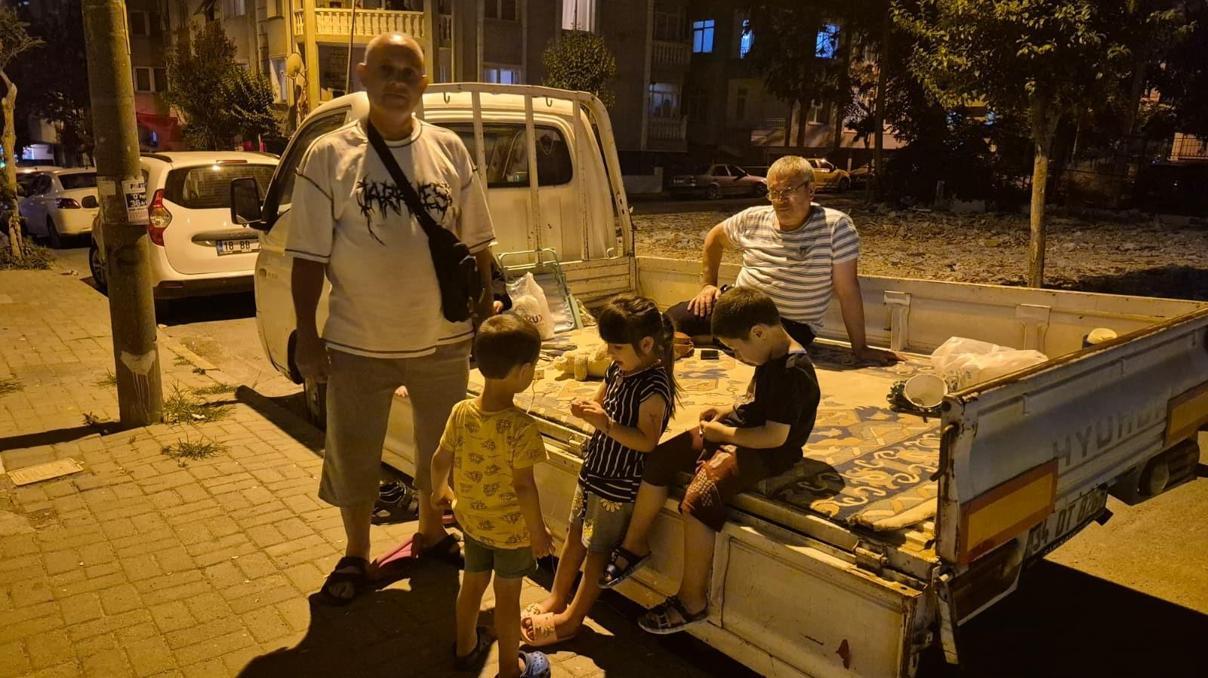6.1lik deprem sonrası büyük panik: Kamyonet kasasında deprem nöbeti