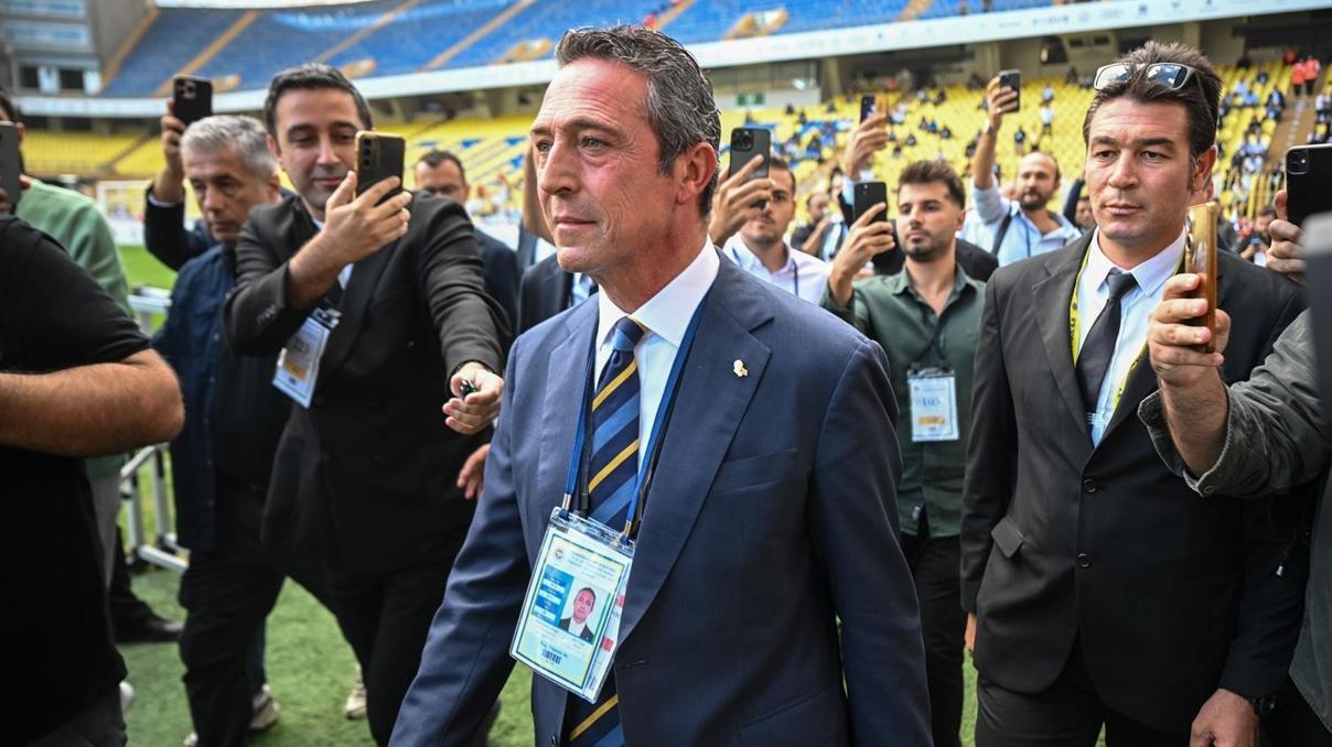 Ali Koça tepki gösteren bazı kongre üyeleri, Sadettin Sarana tezahüratlarda bulundu