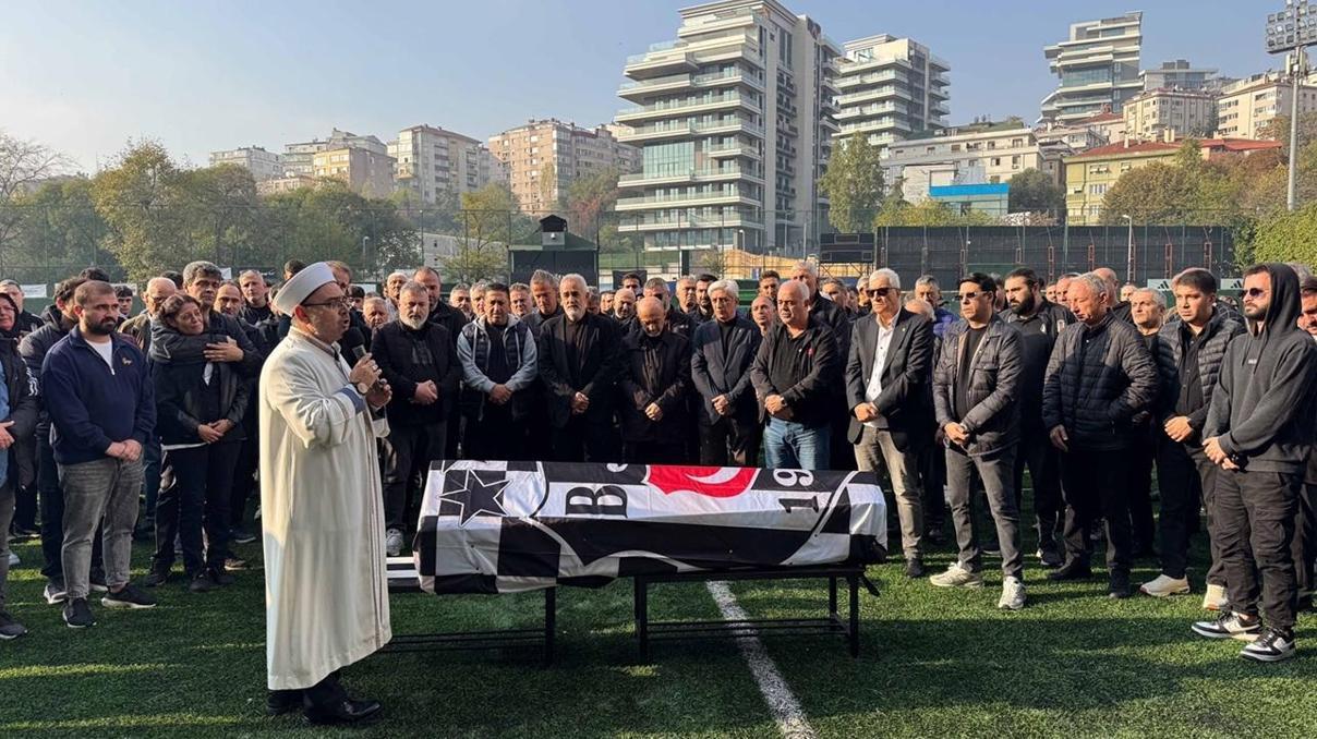 Beşiktaşın vefat eden akademi sorumlusu Hikmet Çapanoğlu, son yolculuğuna uğurlandı Beşiktaşın vefat eden akademi sorumlusu Hikmet Çapanoğlu, son yolculuğuna uğurlandı