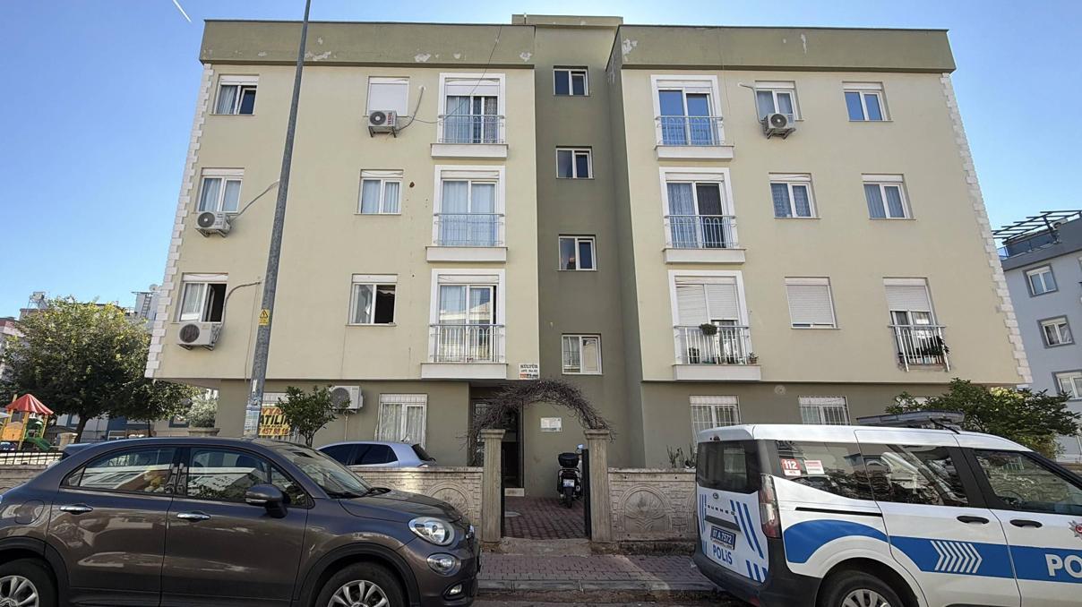 Antalyada 30 yaşındaki Gökhan Tezcan evinde ölü bulundu Antalyada 30 yaşındaki Gökhan Tezcan evinde ölü bulundu