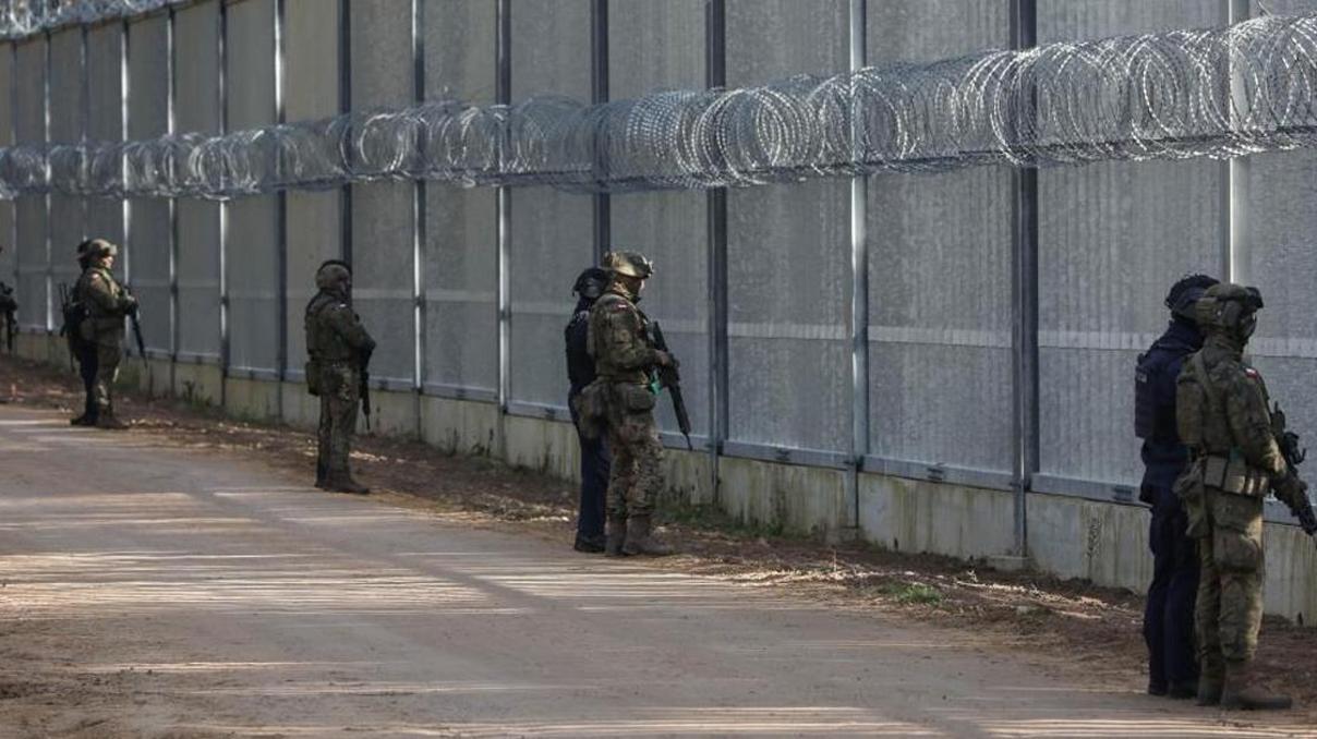 Polonya, Belarus sınırına yeni bariyer inşa edecek Polonya, Belarus sınırına yeni bariyer inşa edecek