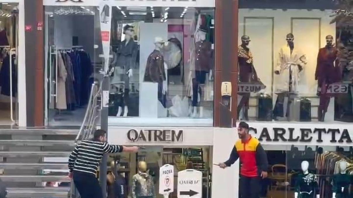 Saniye saniye dehşet Kargodan kan çıktı: Biri silaha biri bıçağa sarıldı