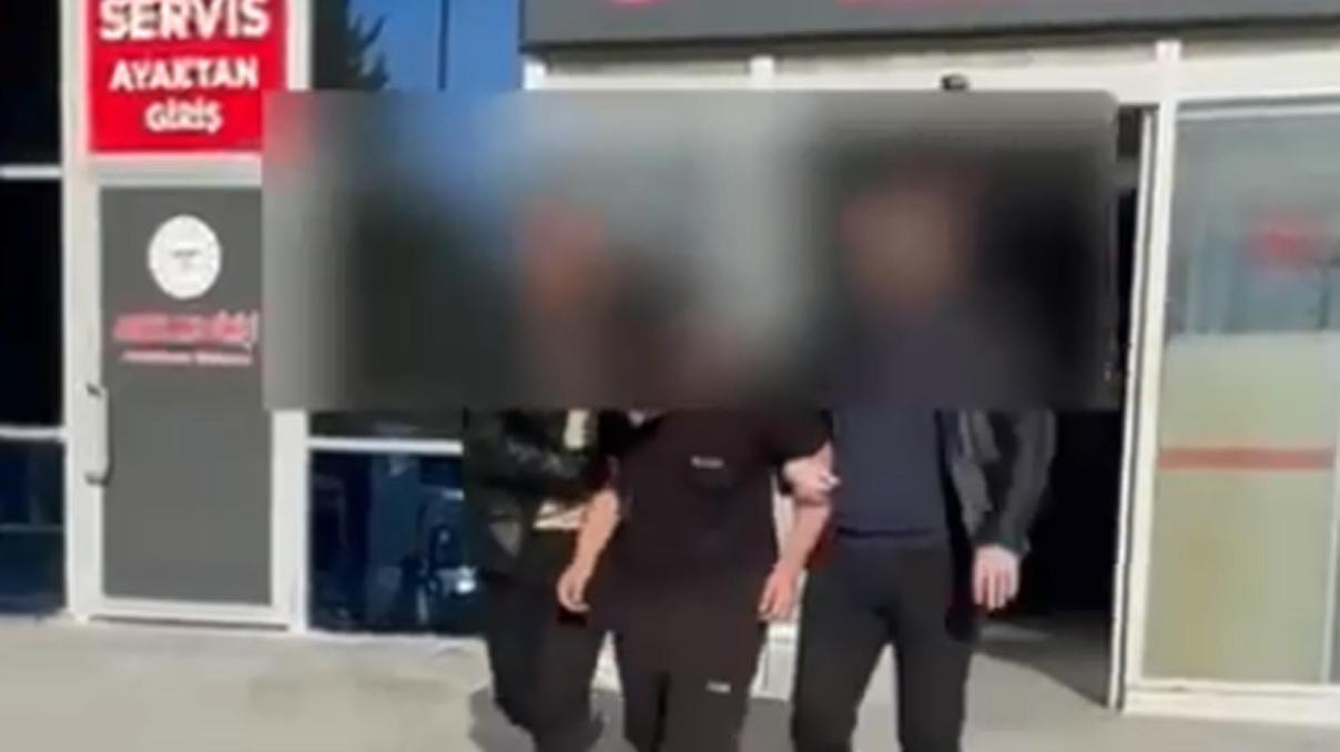 Kuranı Kerim ve Türk bayrağı yakmaya çalışan kişi gözaltına alındı Kuranı Kerim ve Türk bayrağı yakmaya çalışan kişi gözaltına alındı