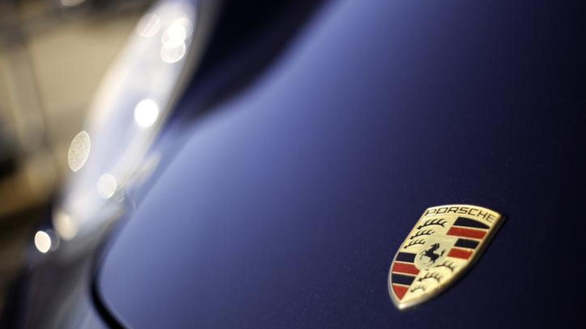 Yüzlerce Porsche sahibi neye uğradığını şaşırdı Uydu ile bloke edildiler, aynı anda bozuldular