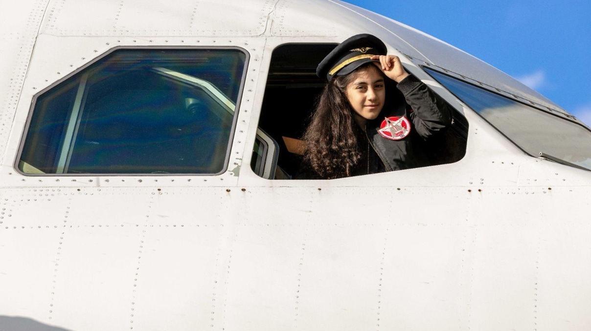 Şehit annesinin izinden 10 yaşındaki Ece kanseri yendi, pilot koltuğuna oturdu: Annem gibi güçlü olacağım Şehit annesinin izinden 10 yaşındaki Ece kanseri yendi, pilot koltuğuna oturdu: Annem gibi güçlü olacağım