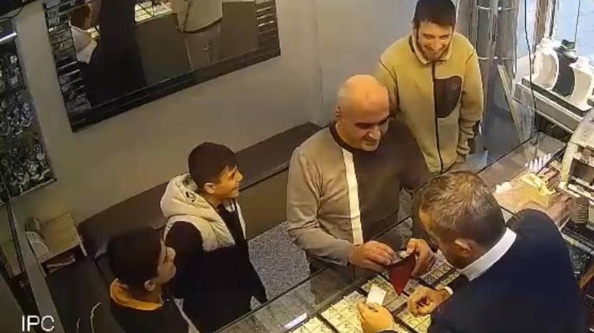 Yer: Bağcılar... Yolda buldular, hemen sahibine teslim ettiler Küçük çocuklardan büyük ders Yer: Bağcılar... Yolda buldular, hemen sahibine teslim ettiler Küçük çocuklardan büyük ders